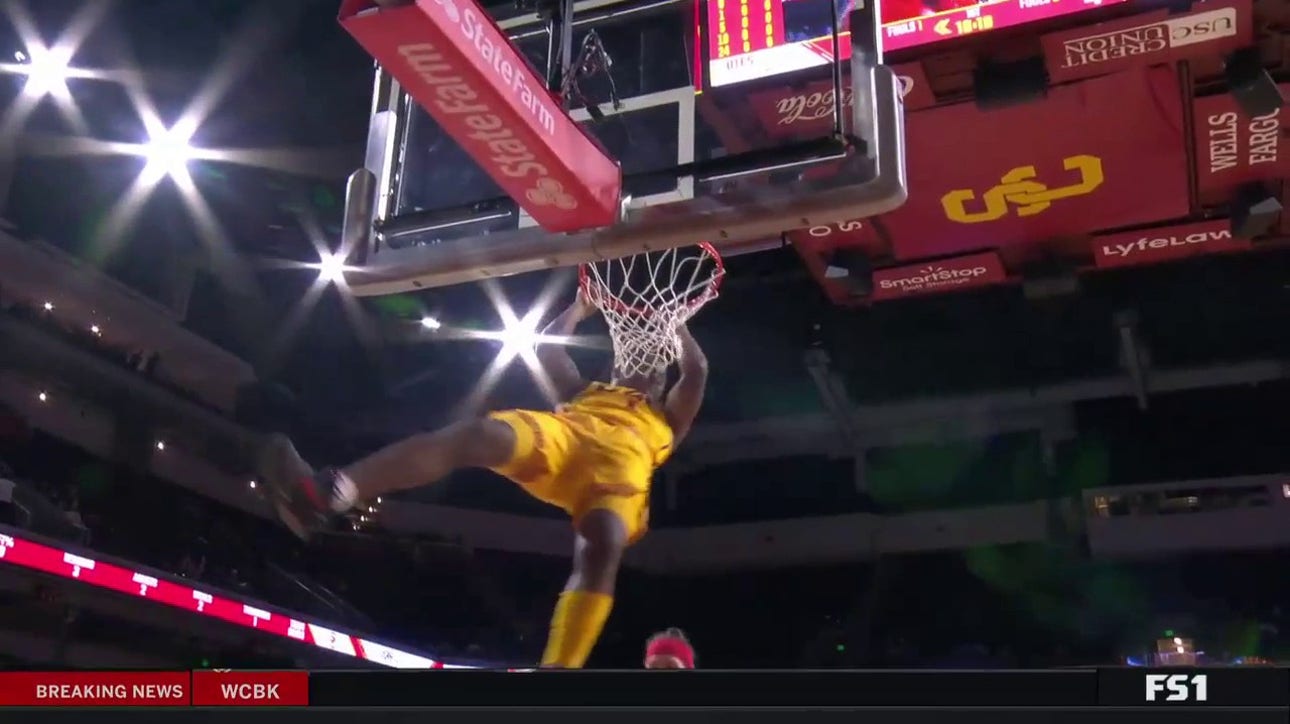 USC's Isaiah Collier throws down the huge dunk to tie the game against Utah