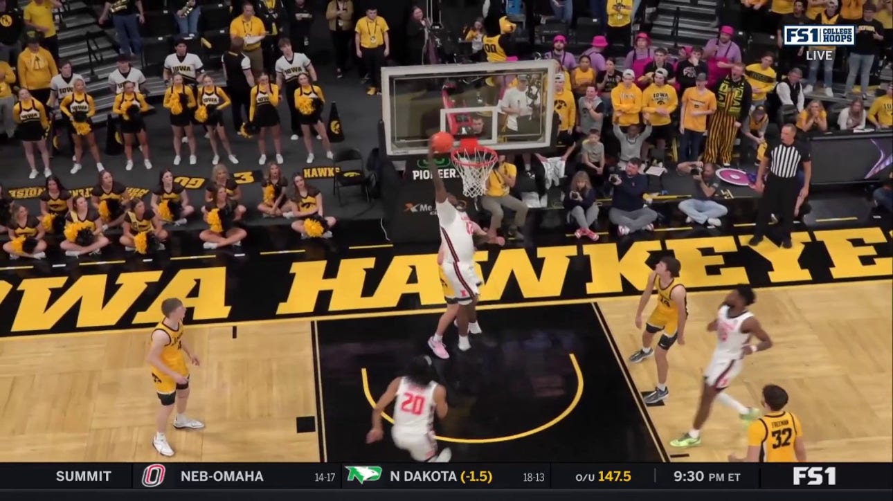 Dain Dainja throws down a one-handed slam to extend Illinois' lead over Iowa