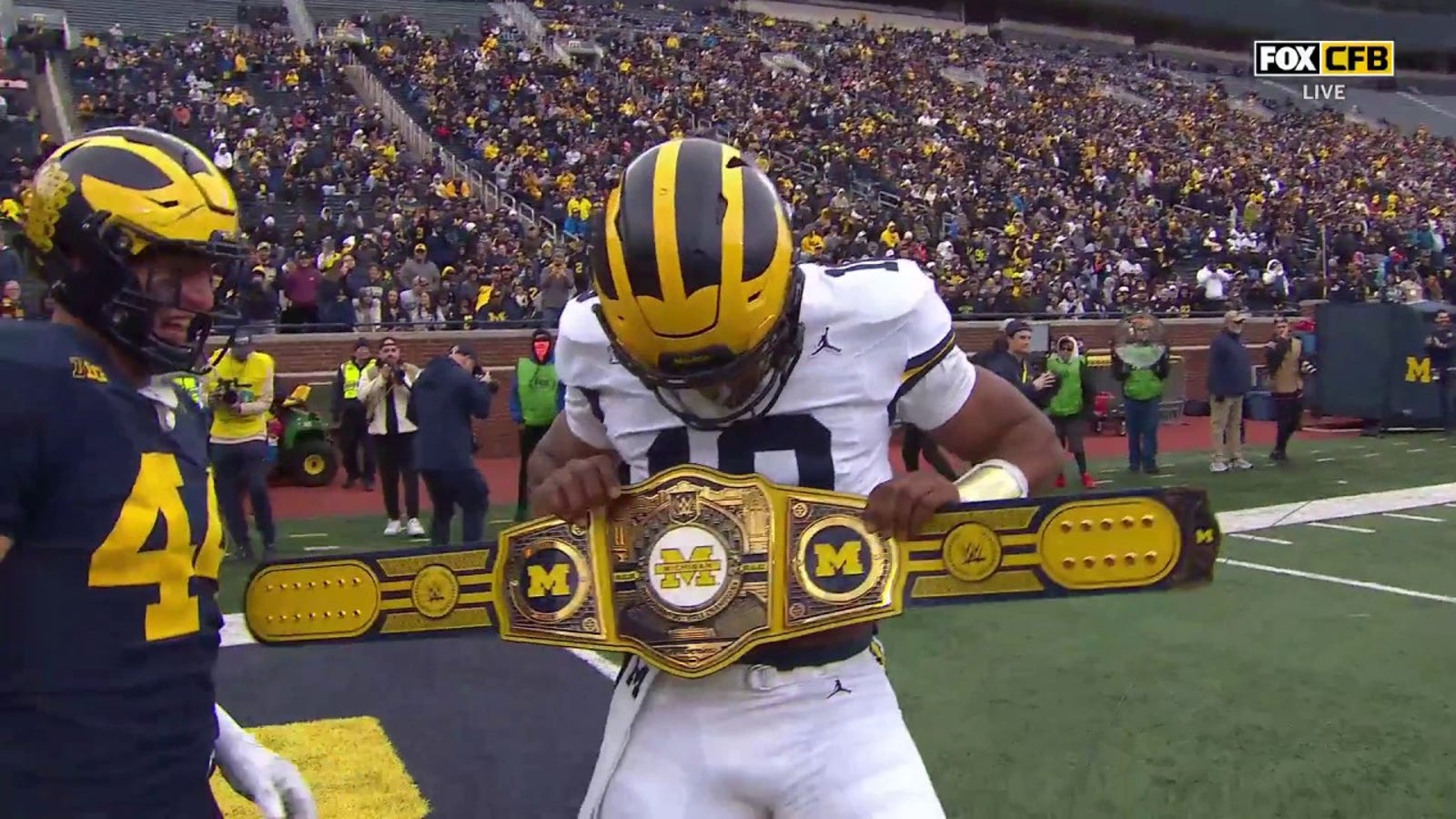 Alex Orji rushes for a 17-yard touchdown in Michigan's spring game