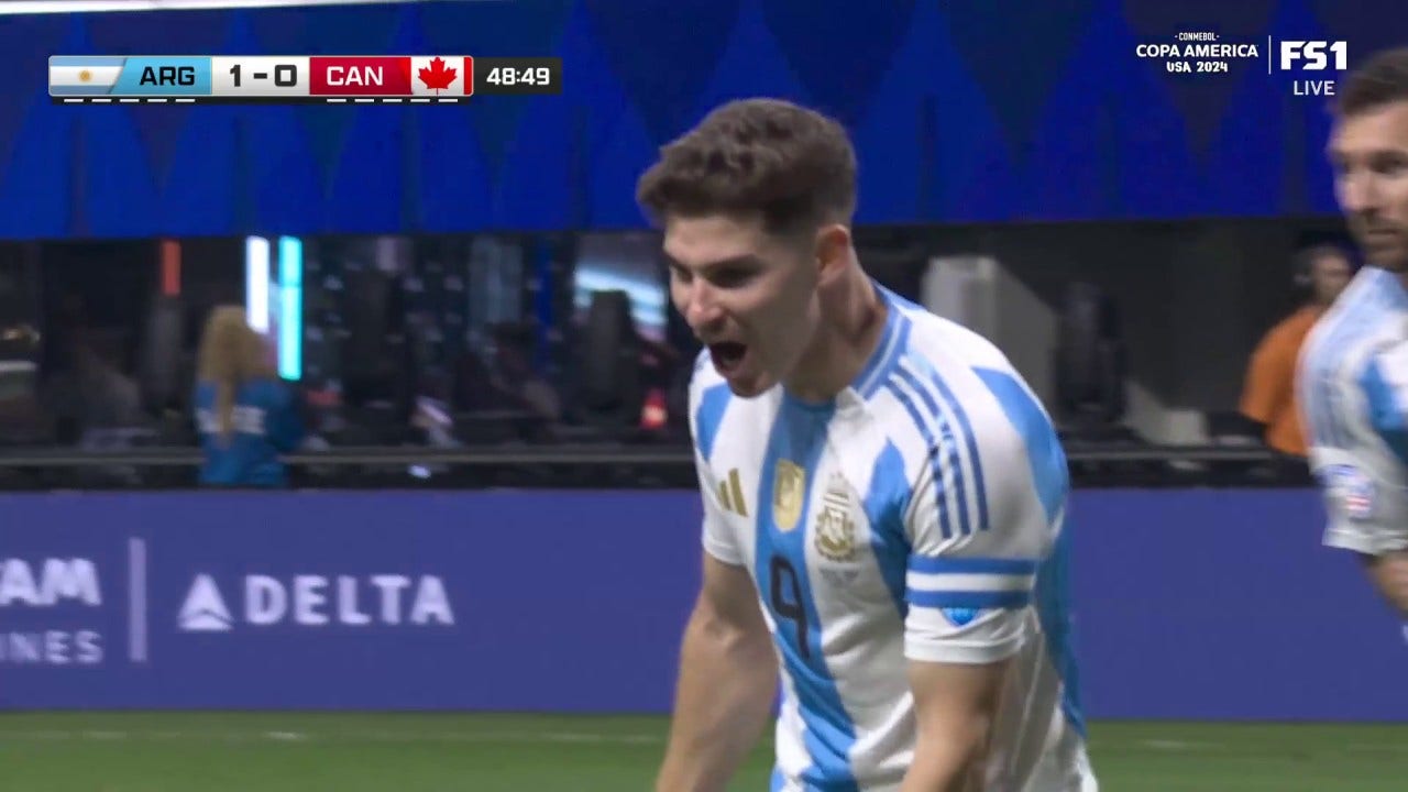 Julián Álvarez scores in 49' to give Argentina a 1-0 lead vs