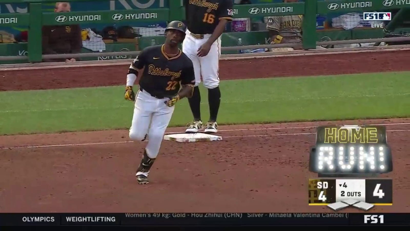 Pirates' Andrew McCutchen smashes a solo home run to tie game against Padres