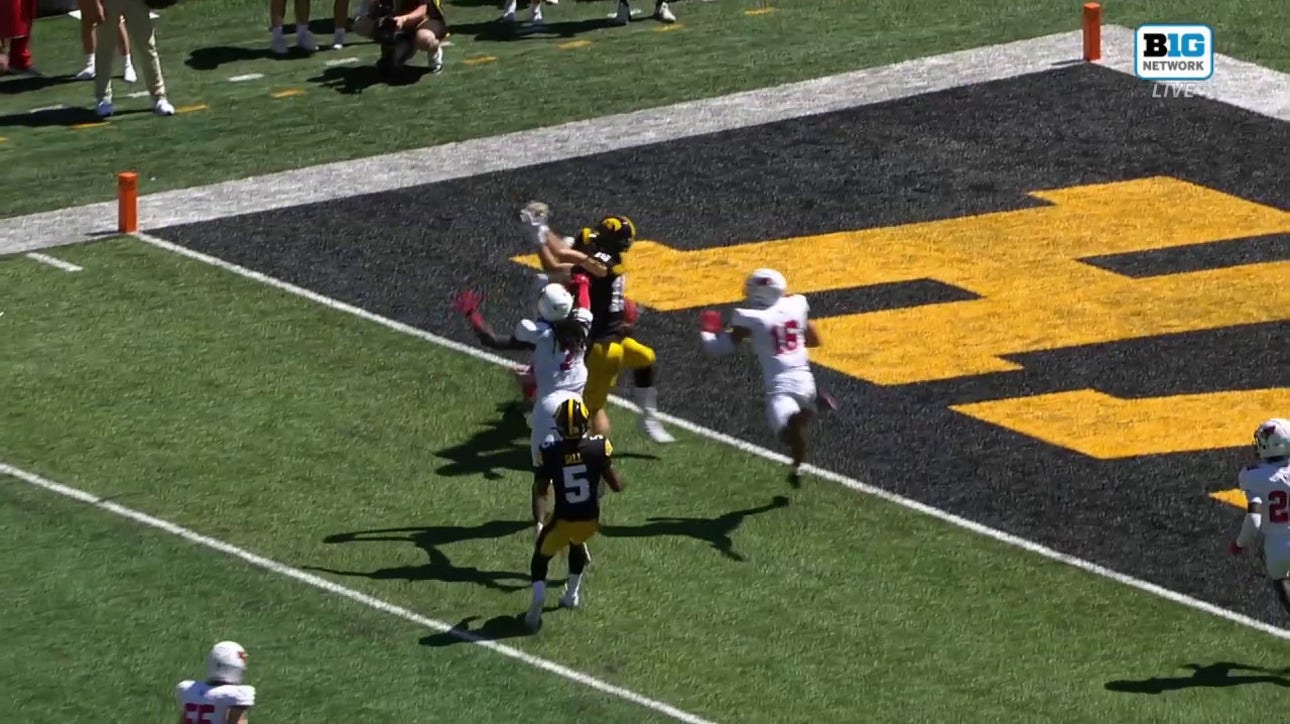 Reece Vander Zee makes an UNREAL 19-yard catch as Iowa grab 26-0 lead over Illinois State