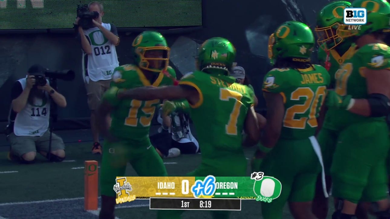 Dillon Gabriel connects with Tez Johnson on a seven-yard TD pass, giving Oregon an early lead over Idaho