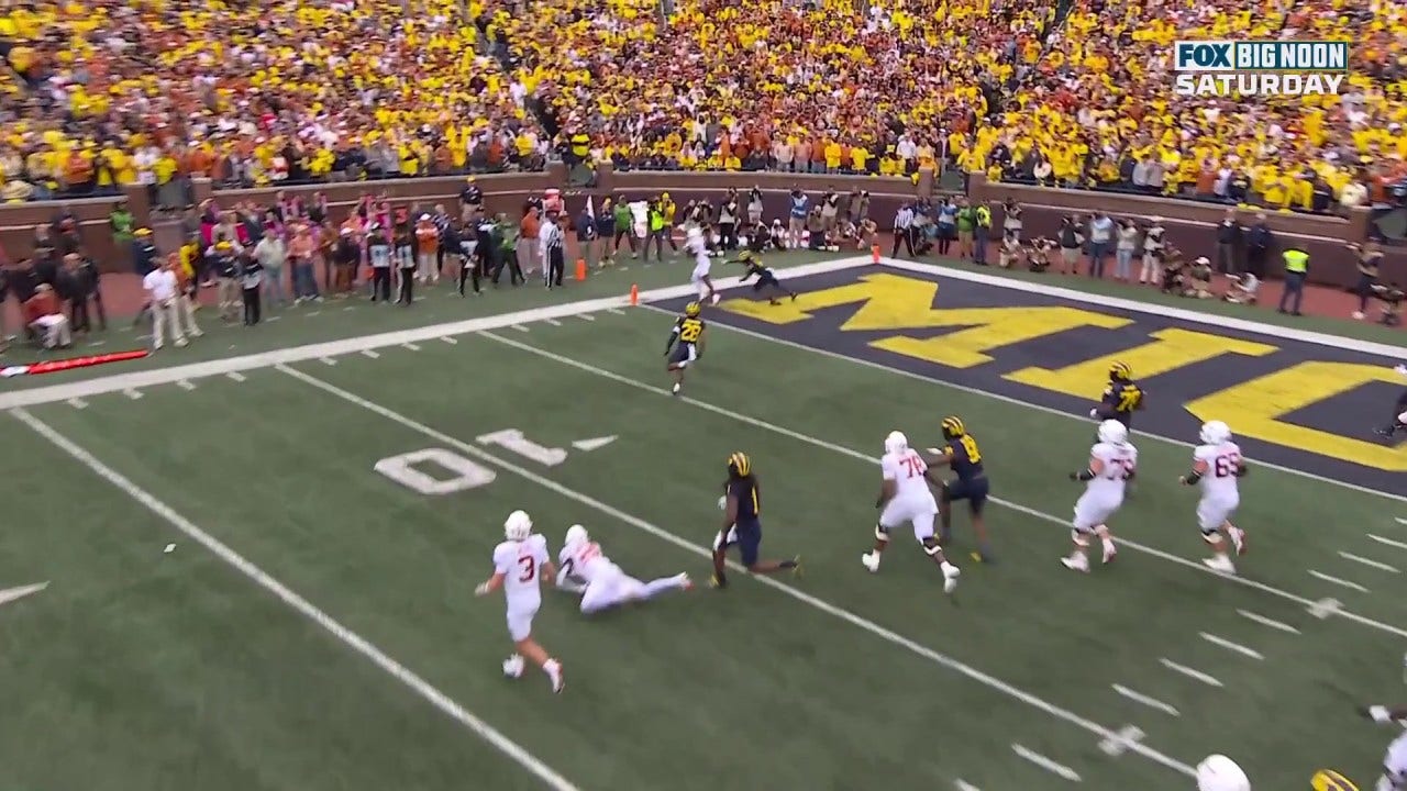 Quinn Ewers rolls out and finds Matthew Golden on a five-yard pass, extending Texas' lead over Michigan