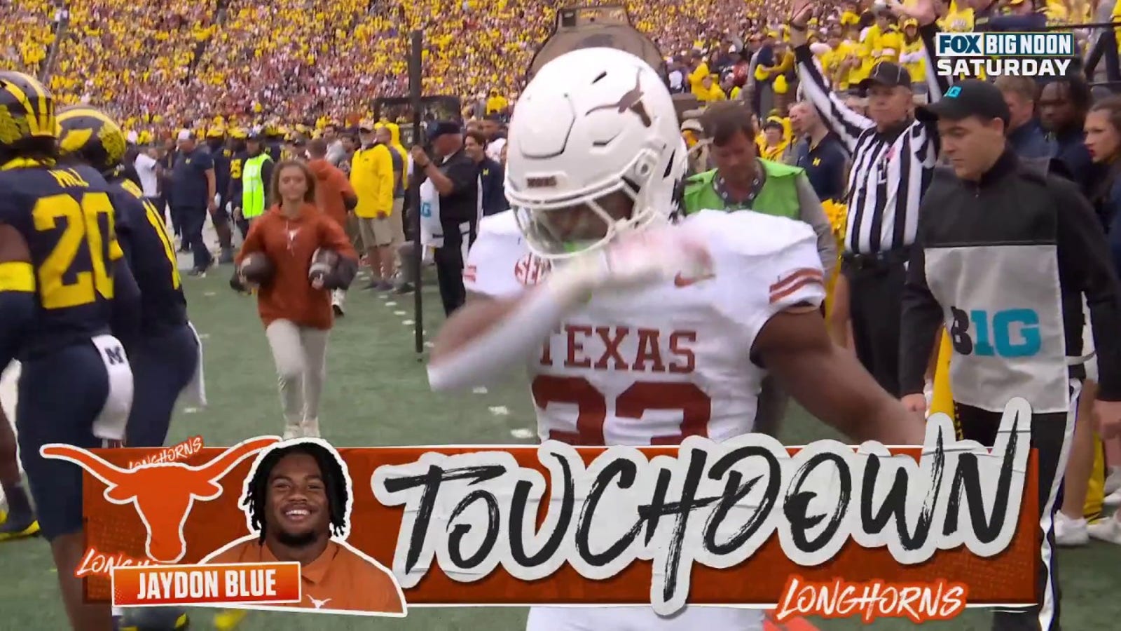 Quinn Ewers hits Jaydon Blue for a 7-yard touchdown, extending Texas' lead over Michigan