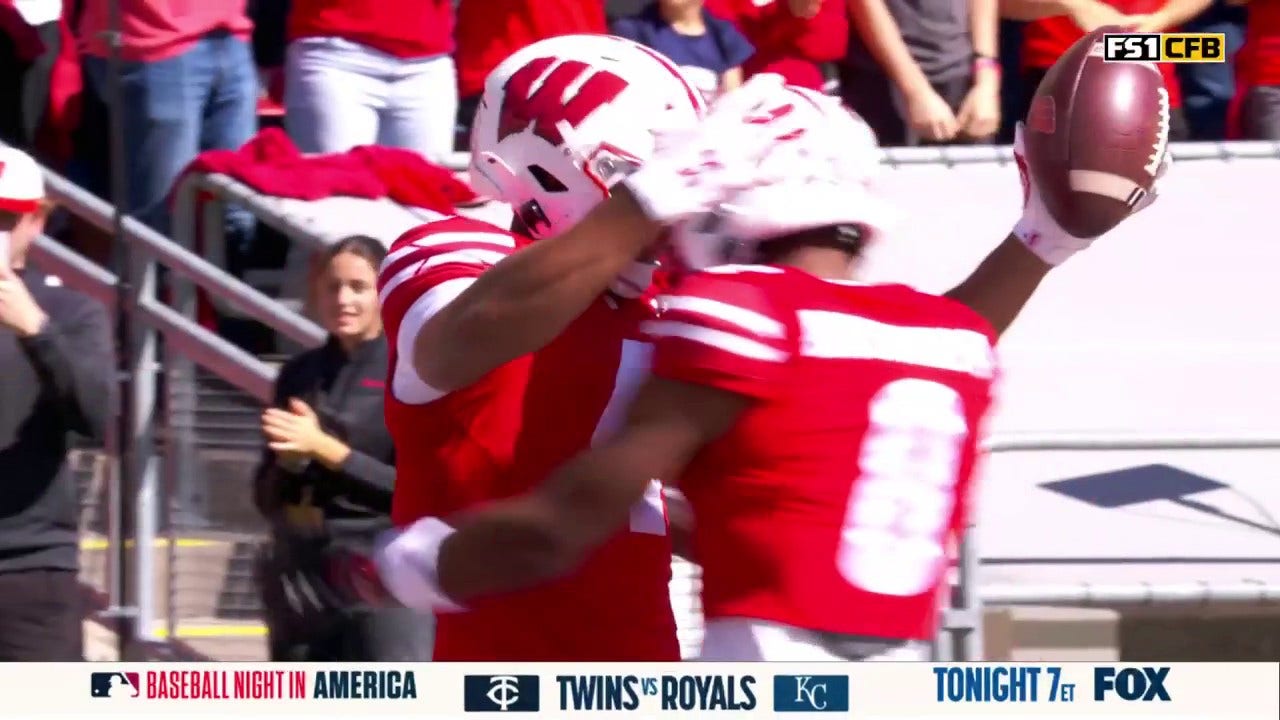 Tyler Van Dyke connects with C.J. Williams for a 50-yard TD to extend Wisconsin's lead over South Dakota