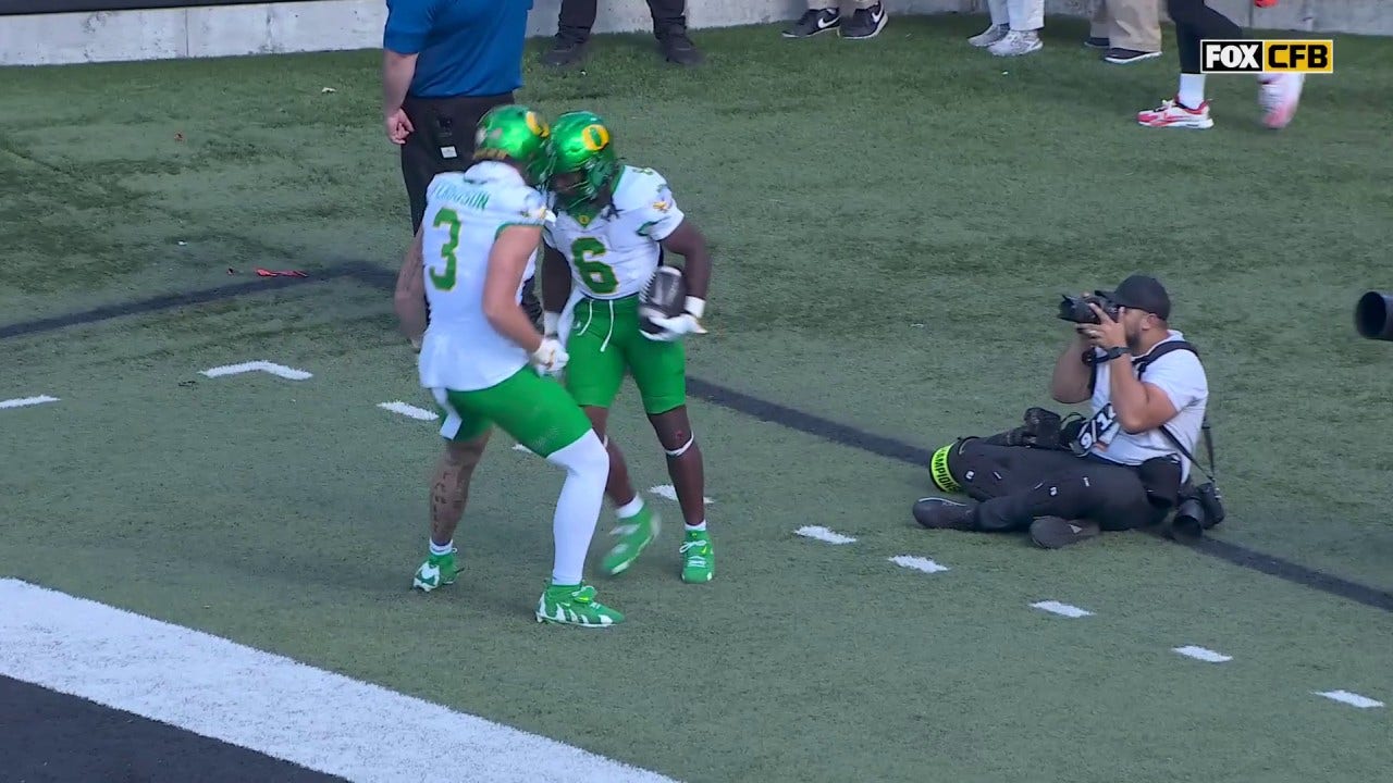 Noah Whittington rushes for a 27-yard TD, extending Oregon's lead over Oregon State