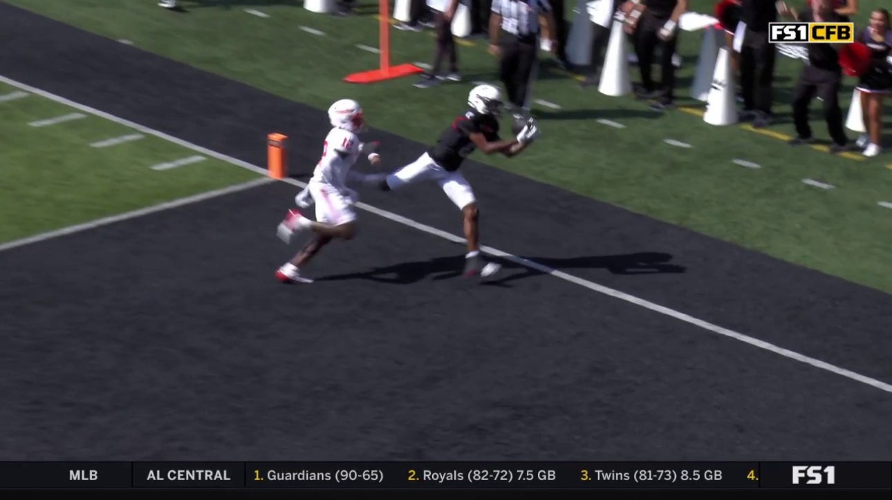 Cincinnati's Brendan Sorsby finds Xzavier Henderson for a 19-yard TD vs. Houston