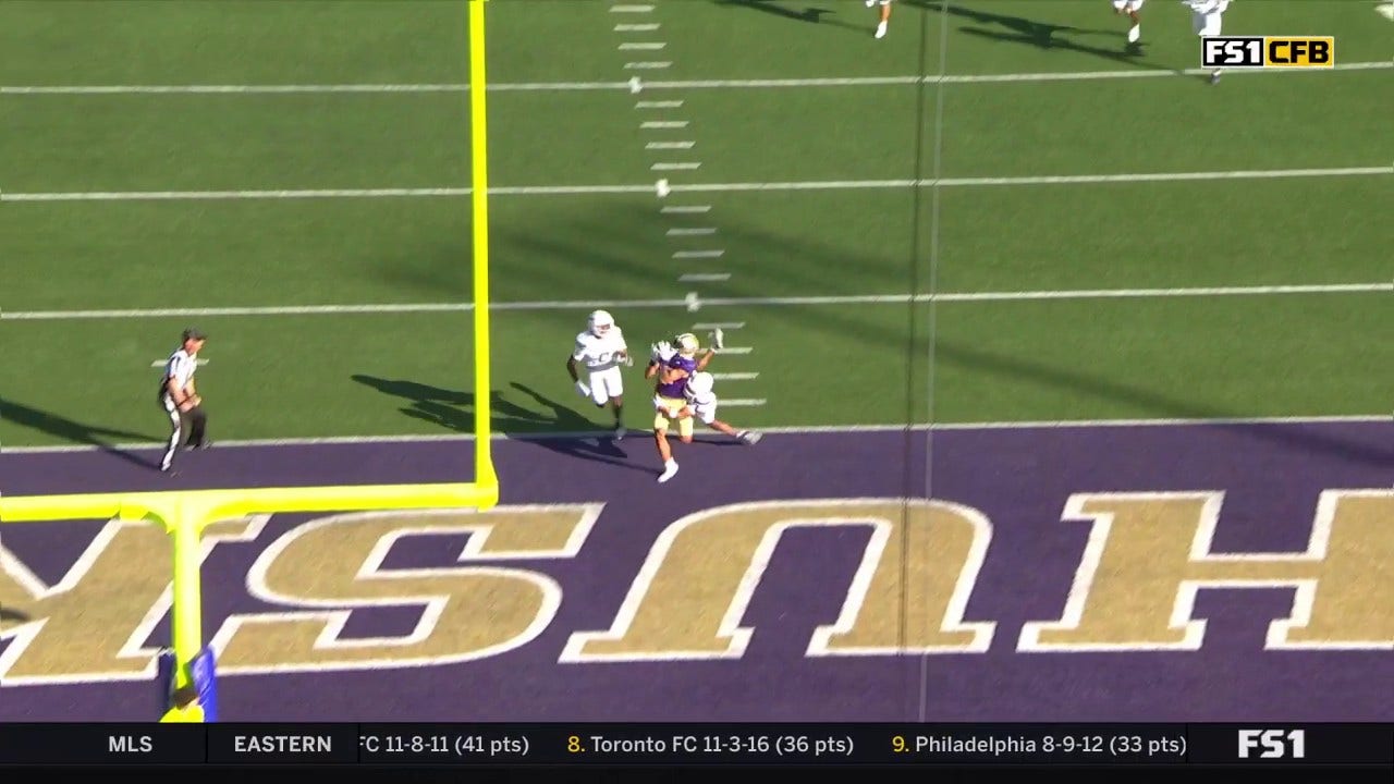 Will Rogers mengoper bola pada Denzel Boston untuk mencetak touchdown sejauh 46 yard, memberi Washington keunggulan awal atas Northwestern