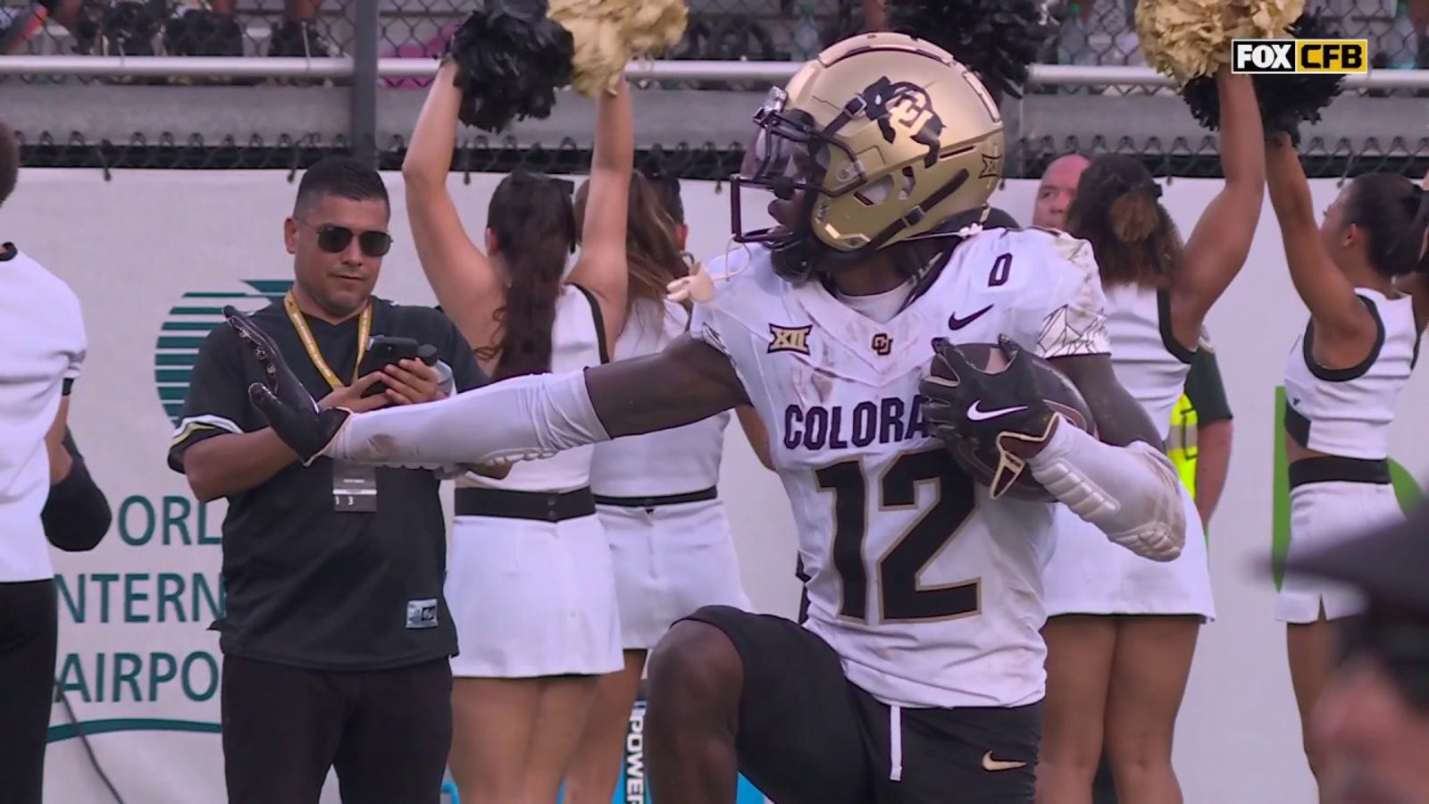 Travis Hunter dari Colorado melakukan intersepsi UNREAL, melakukan pose Heisman 