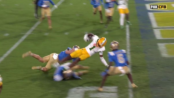 Oregon's Dillon Gabriel connects with Traeshon Holden for a 12-yard touchdown vs. UCLA