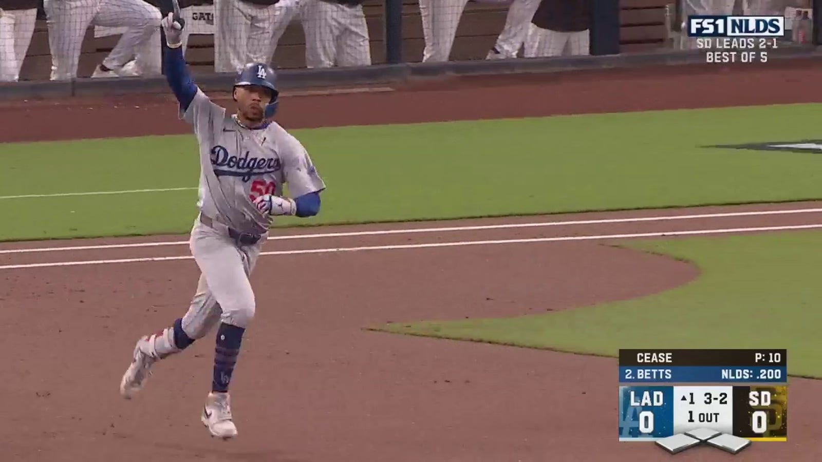 Mookie Betts crushes a solo homer, giving Dodgers early 1-0 lead 