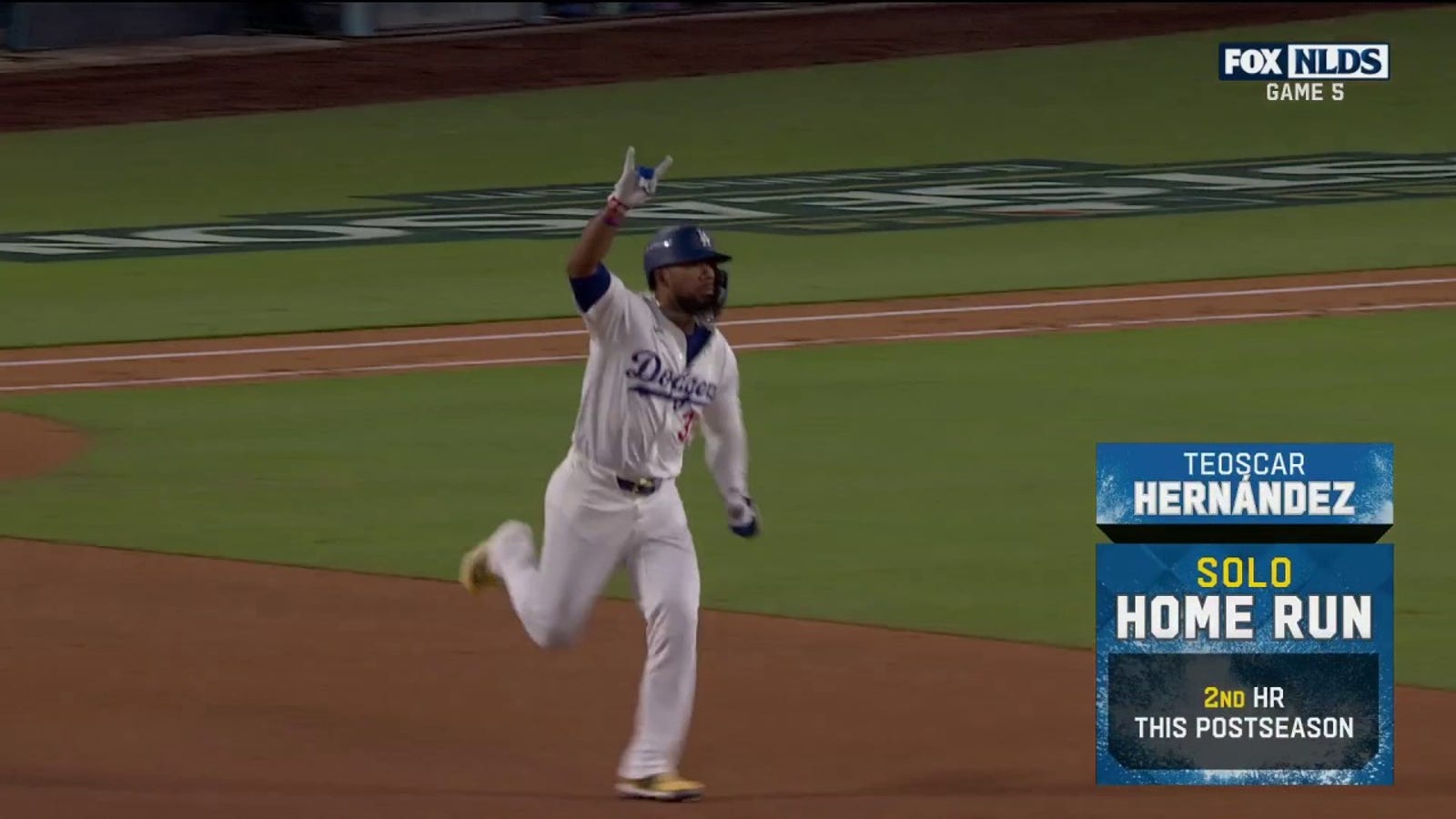 Teoscar Hernández hits a solo home run to extend the Dodgers' lead to 2-0