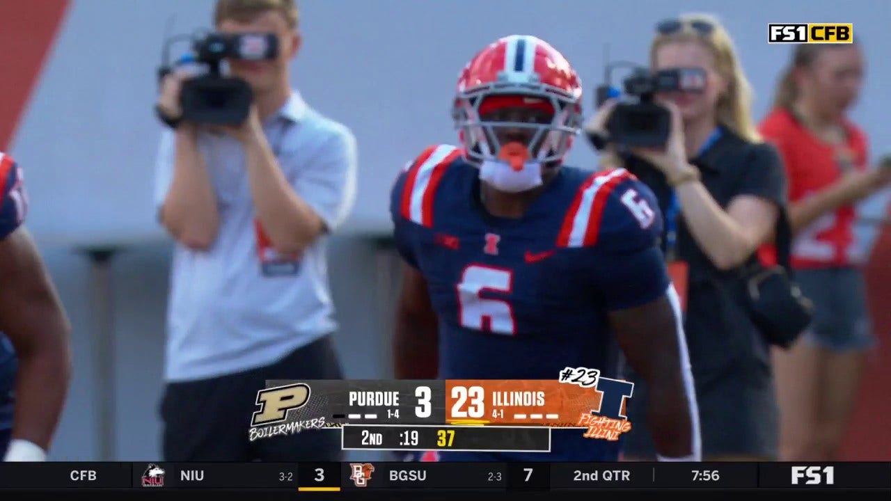 Luke Altmyer links up with Josh McCray for a six-yard TD, extending Illinois' lead to 24-3 vs. Purdue