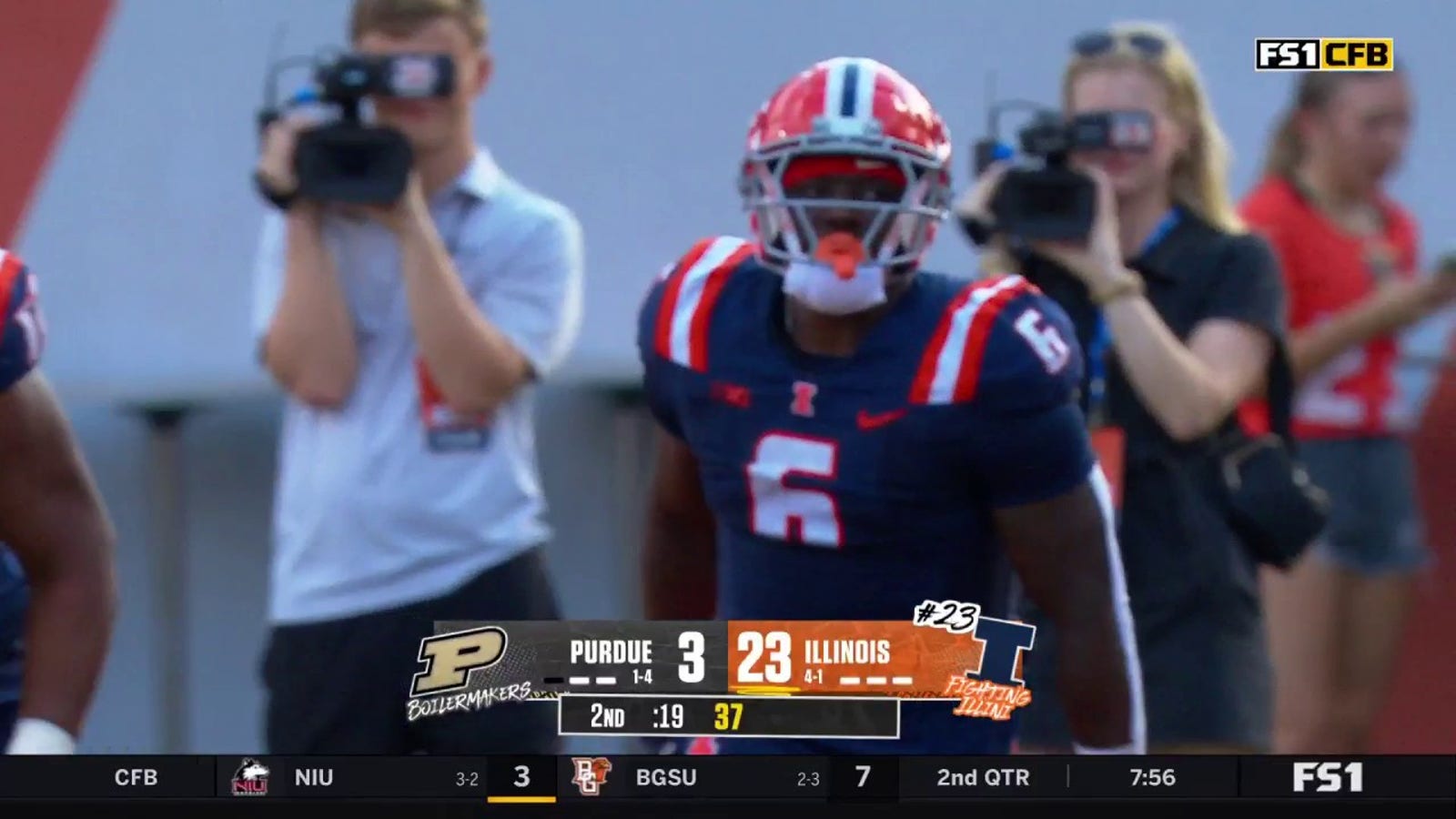 Luke Altmyer connects with Josh McCray for a six-yard touchdown, extending Illinois' lead to 24-3 vs. Purdue