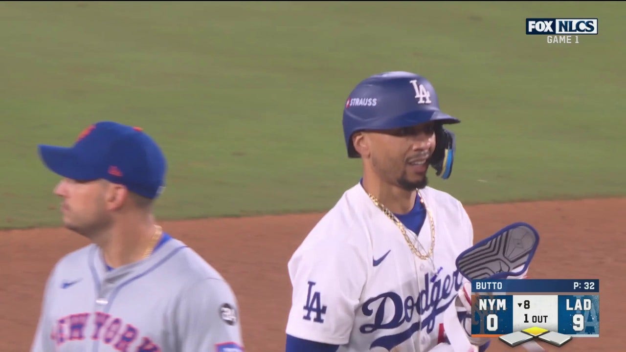 Mookie Betts hits a base-clearing single, extending the Dodgers' lead over the Mets