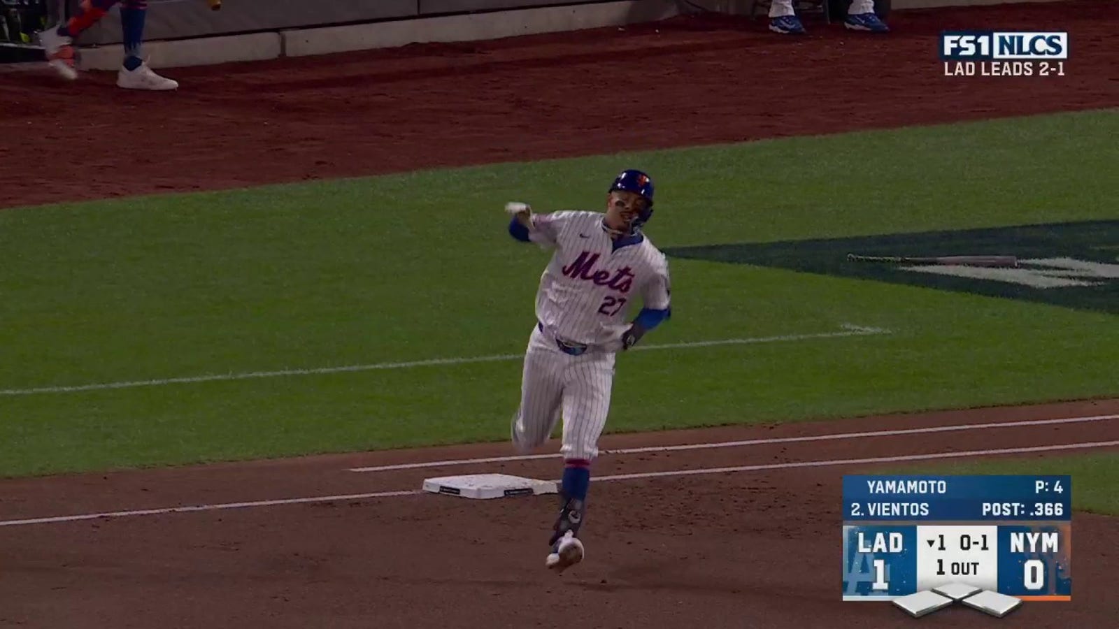 The Mets' Mark Vientos hits a solo home run to tie the game against the Dodgers