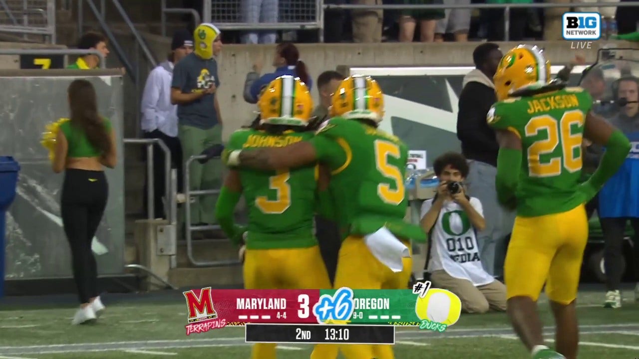 Oregon's Brandon Johnson pulls off scoop-and-score to take a 14-3 lead over Maryland