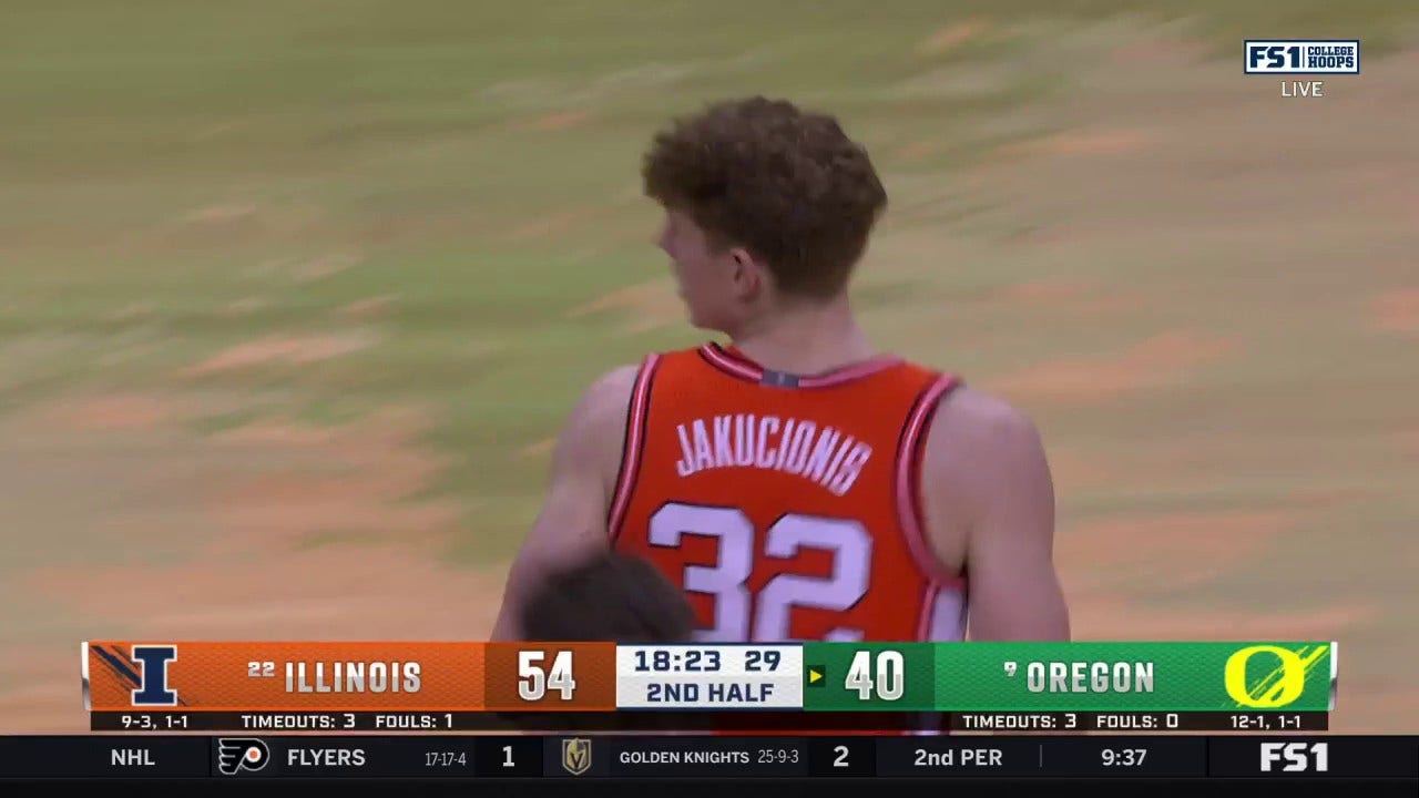 Illinois' Kasparas Jakucionis passes between his legs to Ben Humrichous for the 3-pointer vs. Oregon