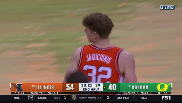 Illinois' Kasparas Jakucionis passes between his legs to Ben Humrichous for the 3-pointer vs. Oregon