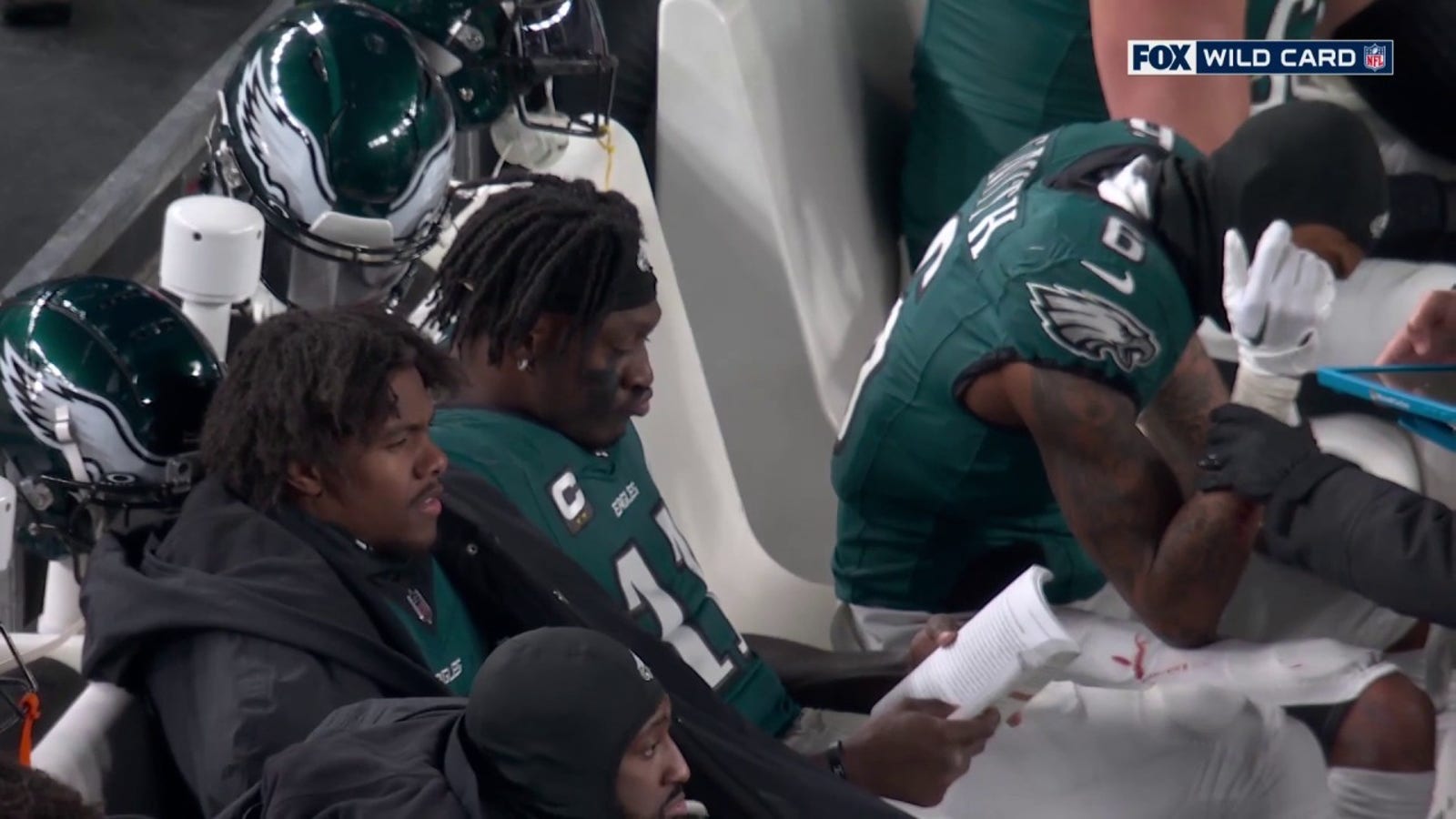 AJ Brown van Eagles leest boek aan de zijlijn tijdens overwinning op Packers