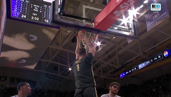 Trey Kaufman-Renn finds Caleb Furst for a DUNK to trim Washington's lead over Purdue