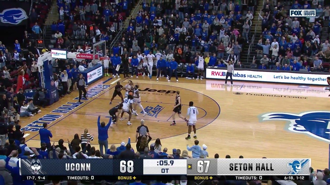 Scotty Middleton dari Seton Hall menyelesaikan layup go-atah untuk mengalahkan UConn, 69-68