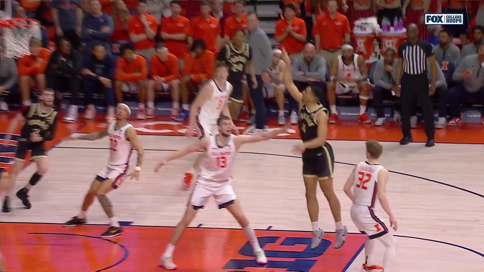 Purdue's Trey Kaufman-Renn menenggelamkan floater untuk mencetak titik kariernya yang ke-1.000