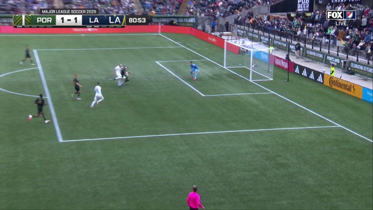 Christian Ramírez gets past the Portland Timbers' backline to help LA Galaxy tie the game