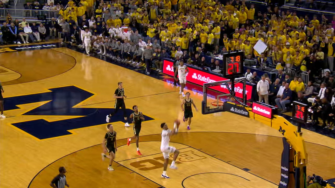 Yaxel Lendeborg finishes breakaway with powerful dunk, extending Michigan’s lead over Oakland
