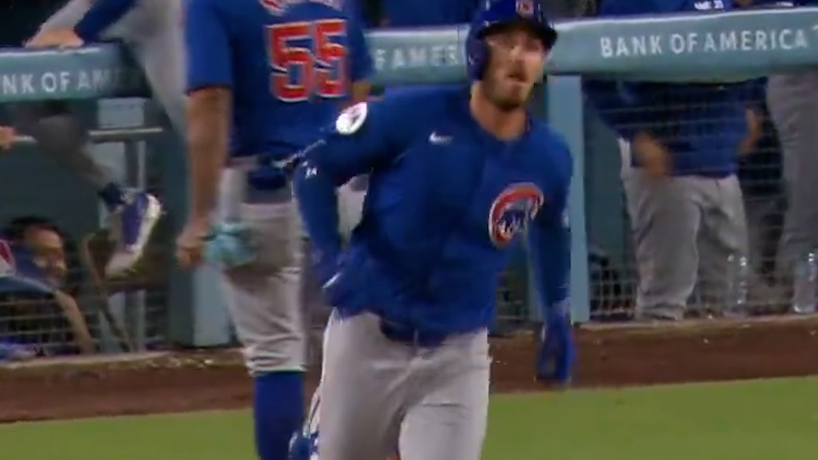 Cody Bellinger hits a three-run home run to help the Cubs narrow the Dodgers' lead 