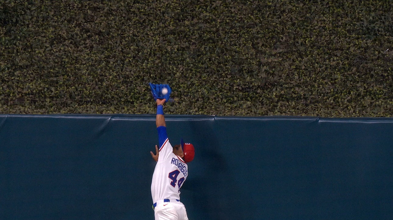 Dominican Republic’s Julio Rodríguez ROBS Aaron Judge of a home run