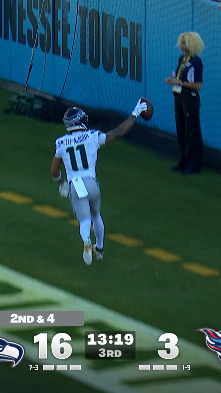 Sam Darnold finds Jaxon Smith-Njigba for 13-yard TD, extending