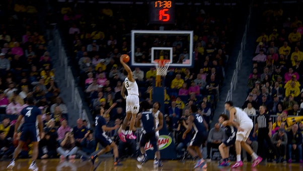 Michigan's Yaxel Lendeborg powers to the rim for a THUNDEROUS slam vs. Penn State
