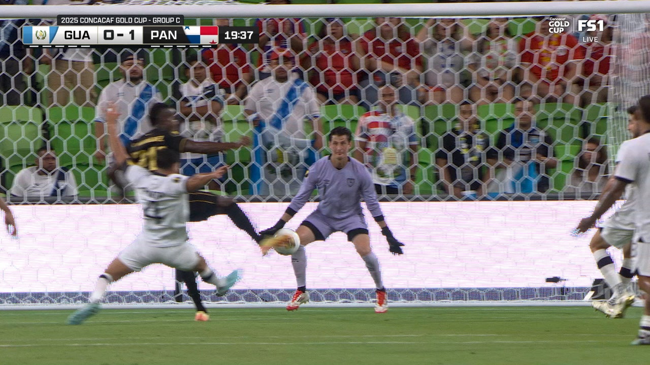 Tomás Rodríguez scores from inside the box, giving Panama 1-0 lead over Guatemala