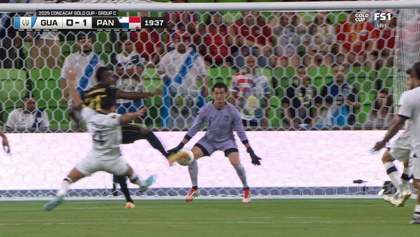 Tomás Rodríguez scores from inside the box, giving Panama 1-0 lead over Guatemala
