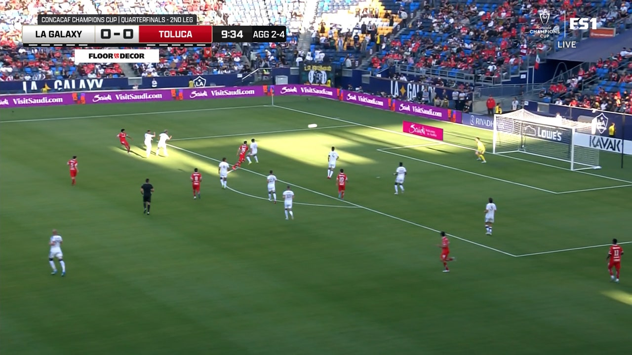 Jesus Gallardo scores near post goal, giving Toluca F.C. the lead over LA Galaxy