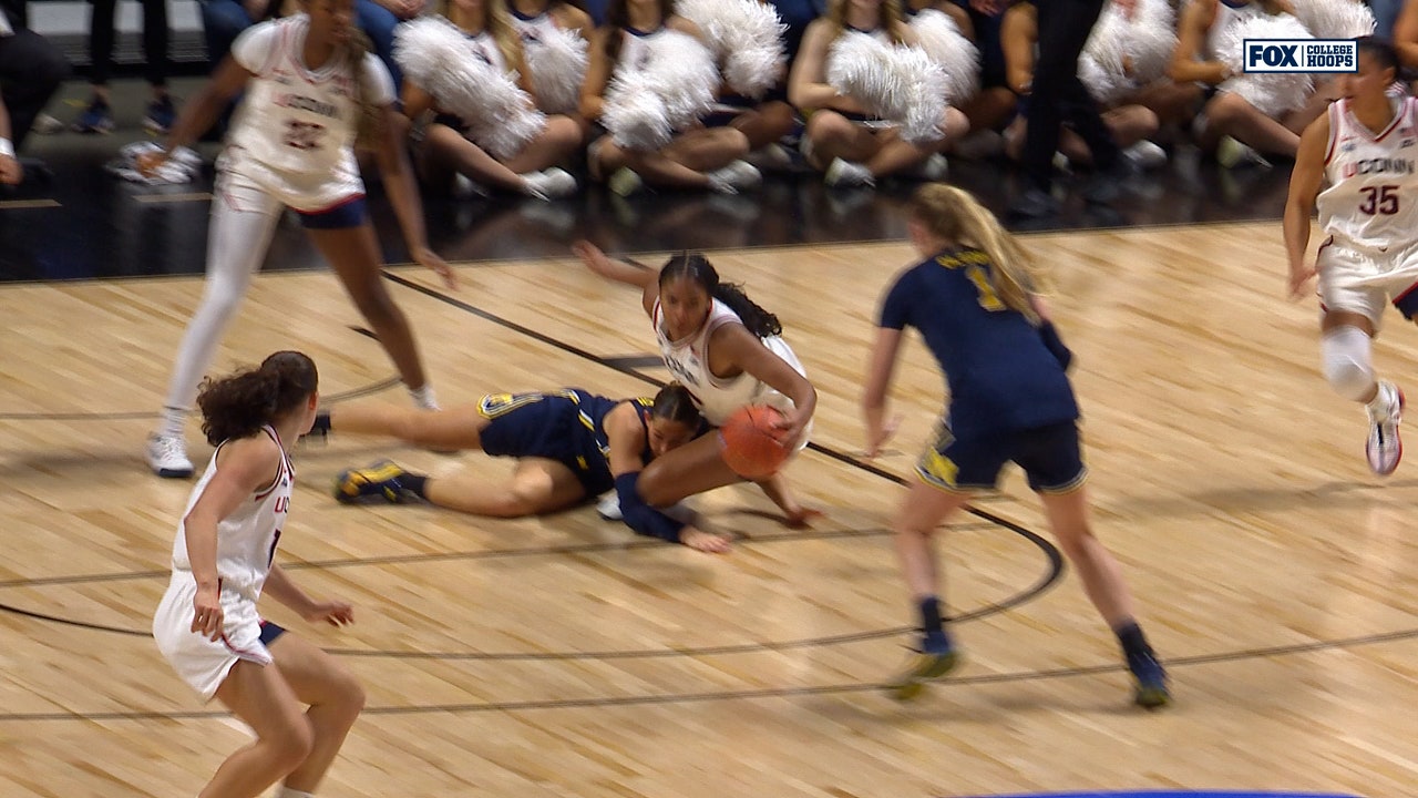 UConn's Sarah Strong gets the steal & flips it ahead to Ashlynn Shade for a layup vs. Michigan