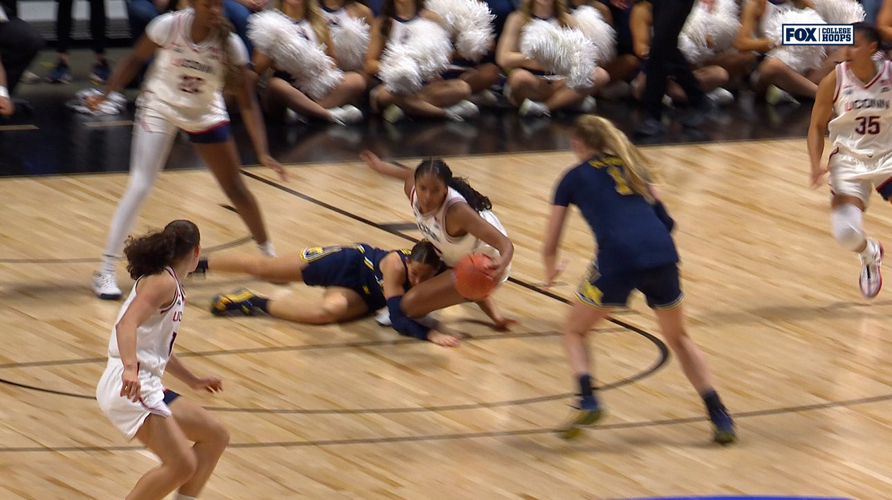 UConn's Sarah Strong gets the steal & flips it ahead to Ashlynn Shade for a layup vs. Michigan