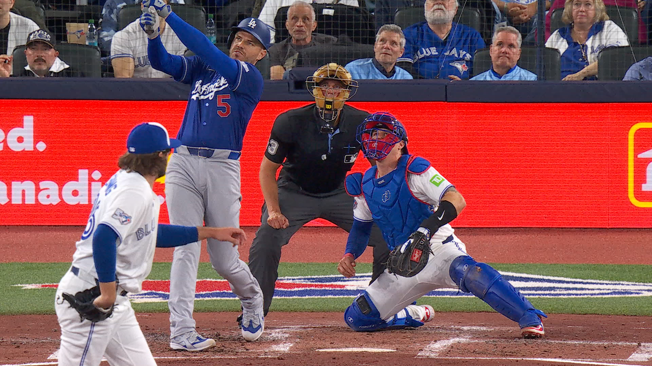 Freddie Freeman cranks two-run homer, extending Dodgers' lead over Blue Jays