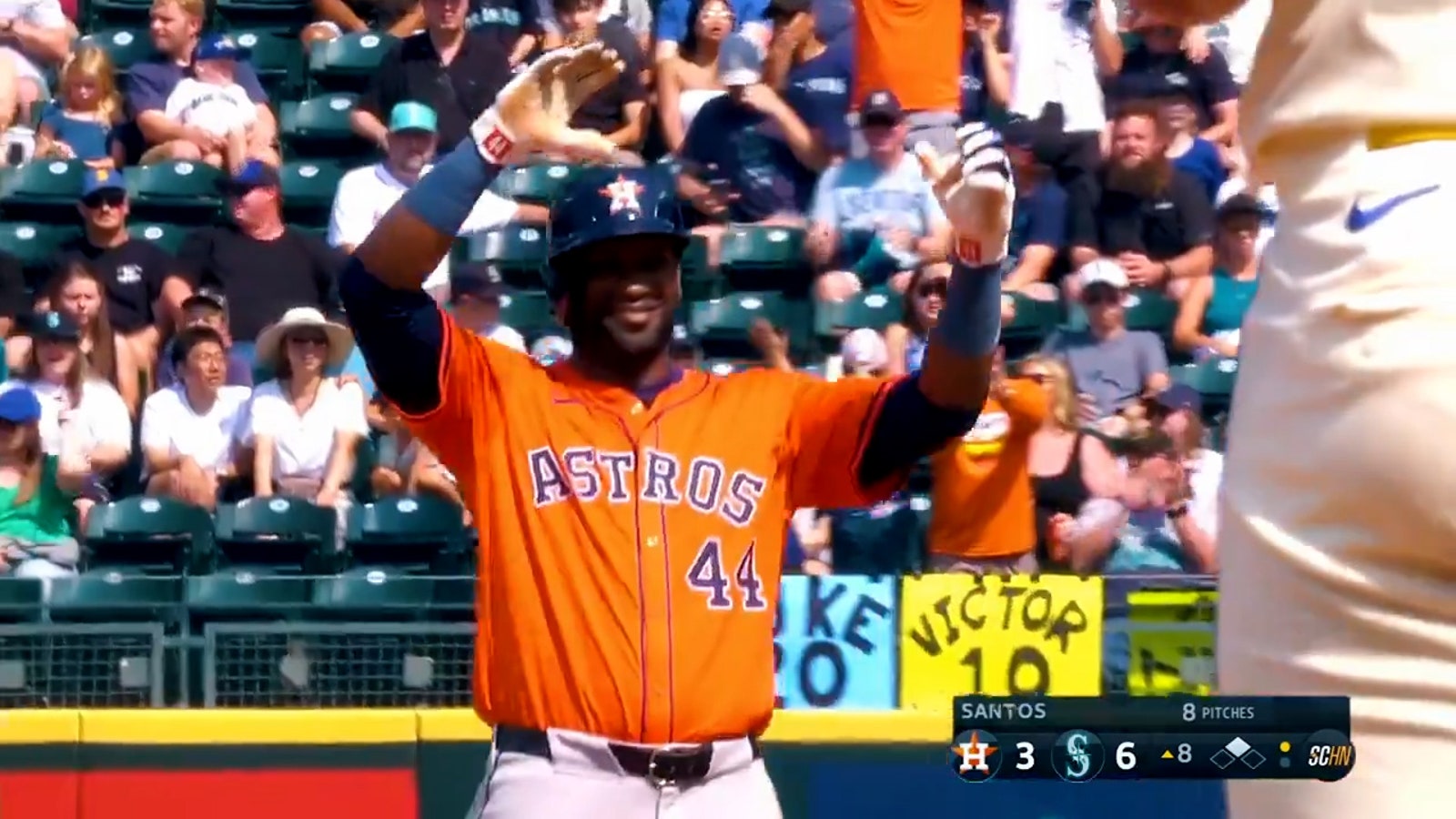 Astros' Yordan Álvarez hits a double to complete the cycle vs. Mariners