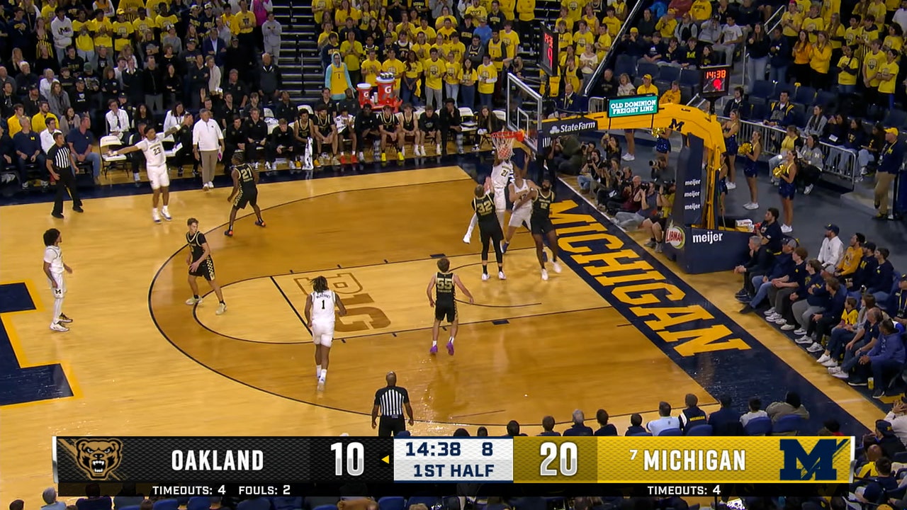Morez Johnson Jr. spins past defender and finishes with dunk, extending Michigan lead over Oakland