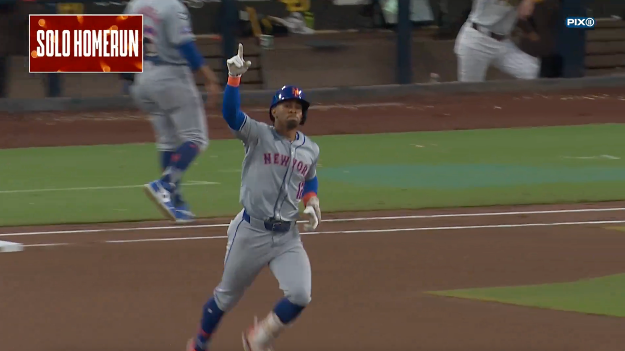 Francisco Lindor smashes his SECOND home run of the game to extend Mets' lead over Padres