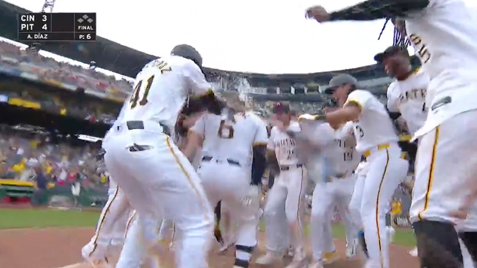 Pirates' Yasmani Grandal cranks a walk-off, two-run homer vs. Reds