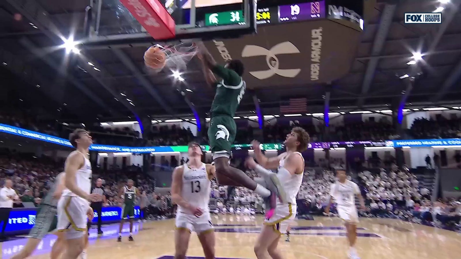 Coen Carr melakukan dunk, memperluas keunggulan Michigan State atas Northwestern