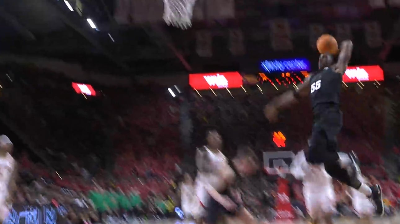 Michigan State's Coen Carr throws down vicious slam dunk against Maryland