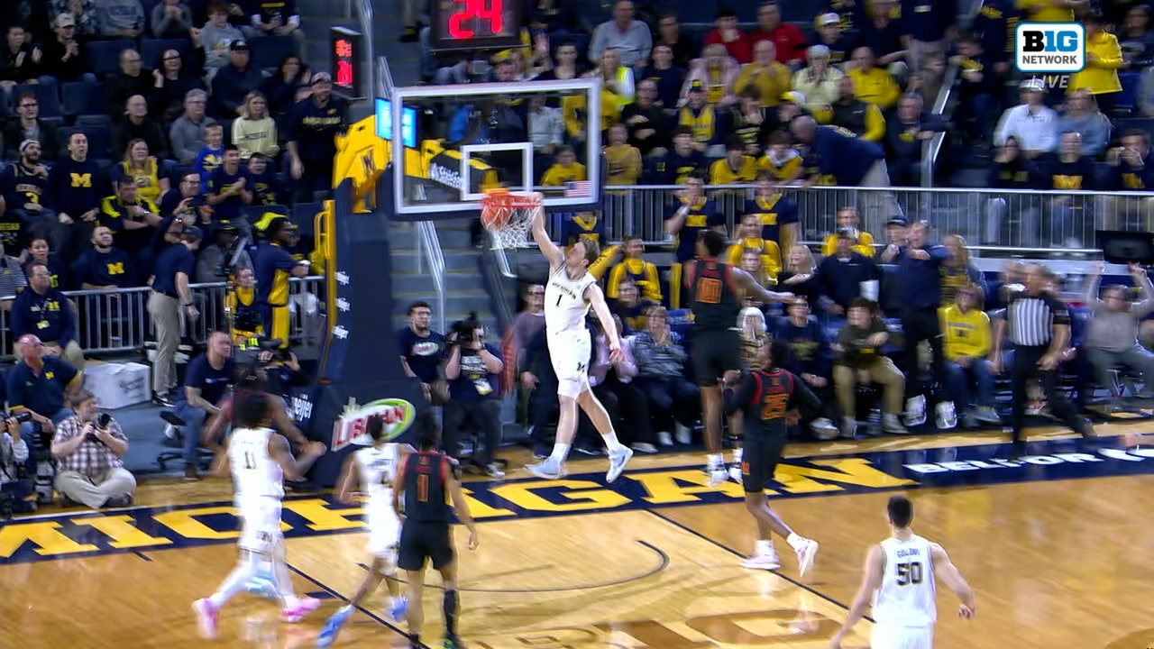 Danny Wolf dari Michigan melempar Dunk untuk memangkas defisit terhadap Maryland