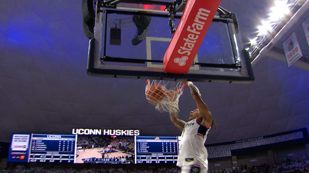 Bola solo UConn melempar Dunk Vicious melawan Marquette