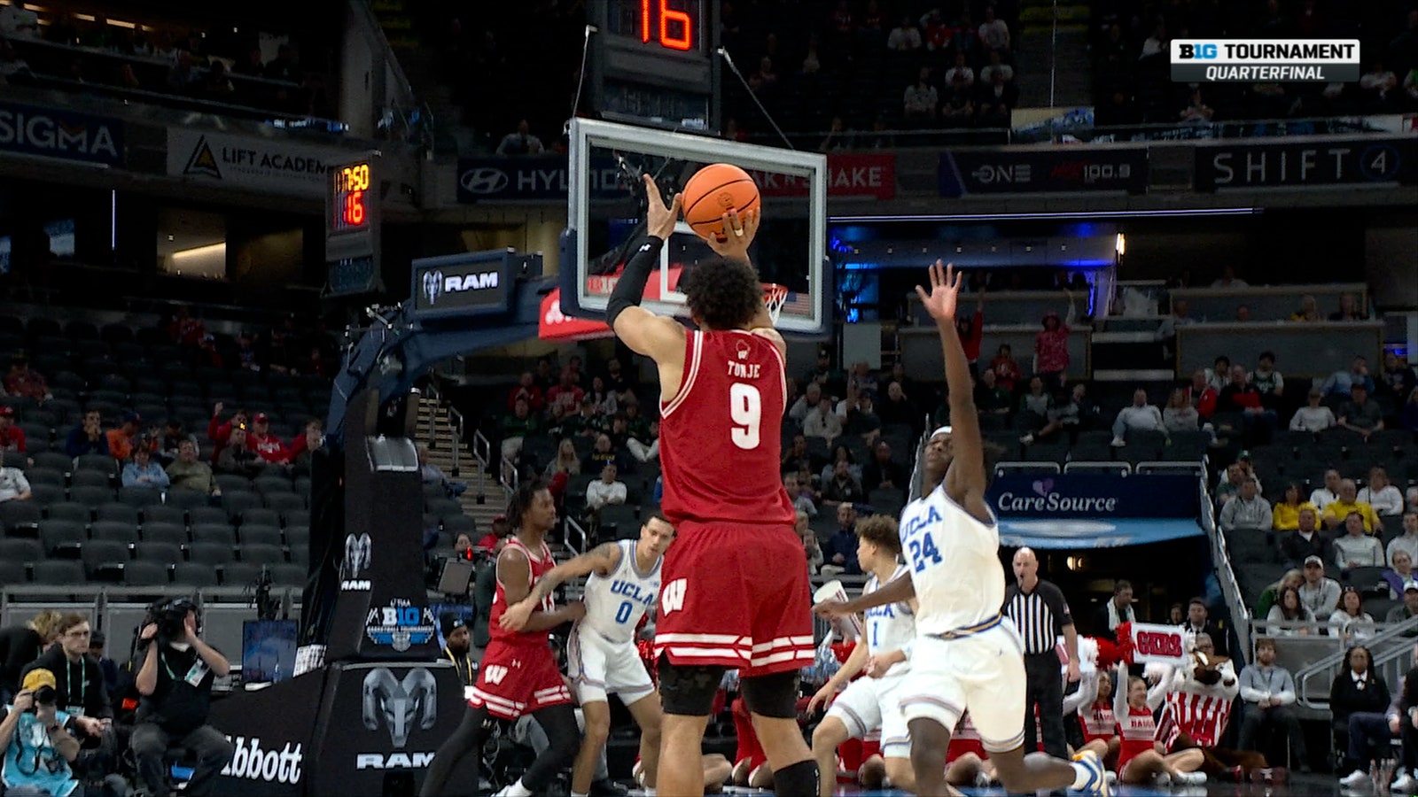 John Tonje menghabiskan 3-pointer dari permainan keenamnya, memperpanjang keunggulan Wisconsin atas UCLA