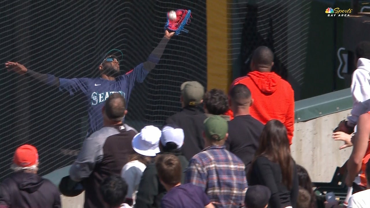 Mariners' Victor Robles leaps over wall to make incredible catch against Giants